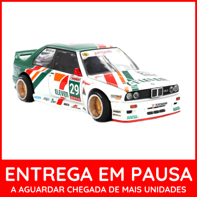 Modelo de carro de corrida branco com decoração verde, vermelho e laranja e número 29.