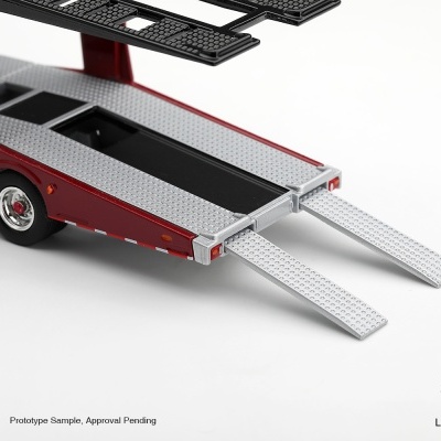 Miniatura de reboque metálico vermelho e prateado para transporte de veículos