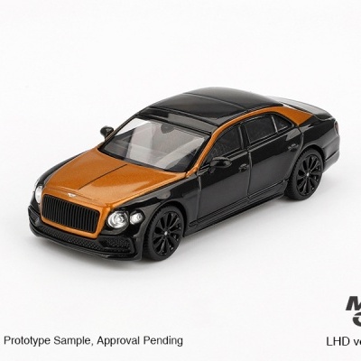 Miniatura de carro preto e laranja sobre fundo branco com textos