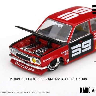 Miniatura de carro Datsun 510 Pro Street vermelho com capô aberto e detalhes em preto e branco