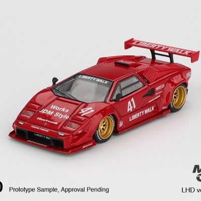 Miniatura de carro desportivo vermelho com asa traseira e texto Liberty Walk.