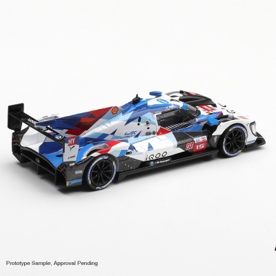 Miniatura de carro de corrida com padrão colorido em fundo branco