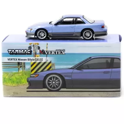 Miniatura de carro Nissan Silvia azul sobre caixa com imagem e texto.