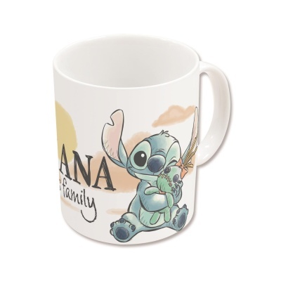Caneca branca com ilustração de Stitch a abraçar um boneco e texto