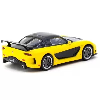 Miniatura carro desportivo amarelo e preto com spoiler em fundo branco