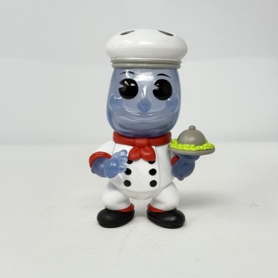Figura de cerâmica de cozinheiro com rosto azul, chapéu e traje branco, lenço vermelho e segurando prato