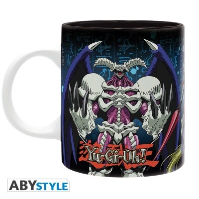 Caneca preta com figura esquelética e texto Yu-Gi-Oh.