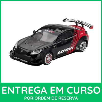 Miniatura de carro desportivo preto e vermelho com textos e asa traseira