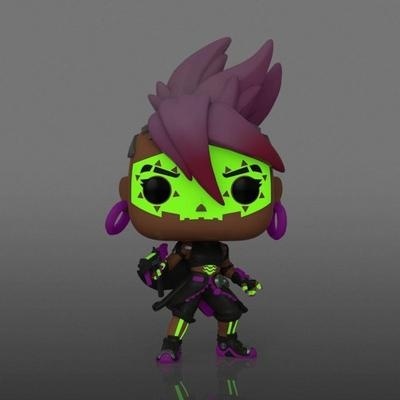 Figura colecionável com cabelo roxo e rosto verde pixelado, roupa preta com detalhes roxos e verdes
