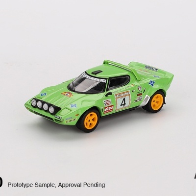 Miniatura de carro de corrida verde com rodas amarelas e número 4