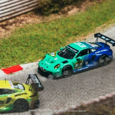 Miniatura de carro de corrida verde e azul com número 33 em estrada de corrida.