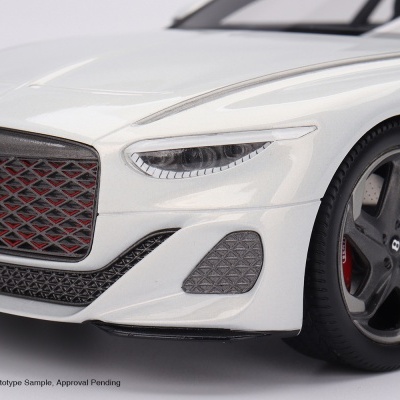 Modelo de carro Bentley branco com grelha preta e vermelha e jantes cinza escuro