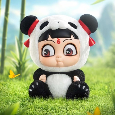Boneco de criança vestido de panda sentado na relva com bambus e borboletas