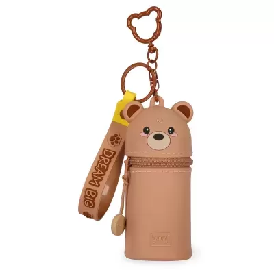 Estojo castanho claro com figura de urso, alça com inscrição DREAM BIG e argola para chaveiro.
