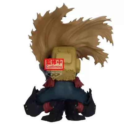 Figura colecionável com cabelo castanho ondulado e mochila amarela vista de costas