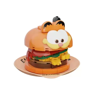 Bloco de construção de hambúrguer com rosto do Garfield em cima num prato bege.