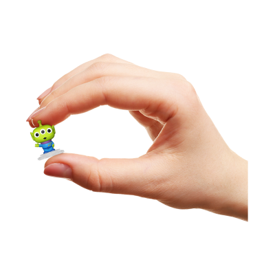 Mão segurando uma figura miniatura de alienígena verde