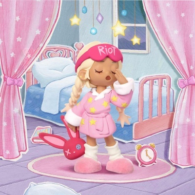 Figura de menina em pijama rosa com estrelas e máscara de dormir cor-de-rosa no quarto