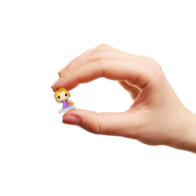 Mão segurando pequena figura plástica colorida em fundo branco