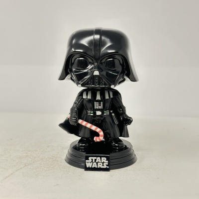 Figura Funko Pop de Darth Vader com bengala de Natal, base preta com logo Star Wars