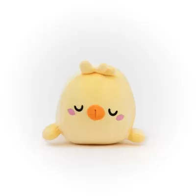 Pelúcia de pintainho amarelo com olhos fechados e bico laranja