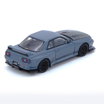 Miniatura de carro desportivo azul com capot preto e jantes pretas