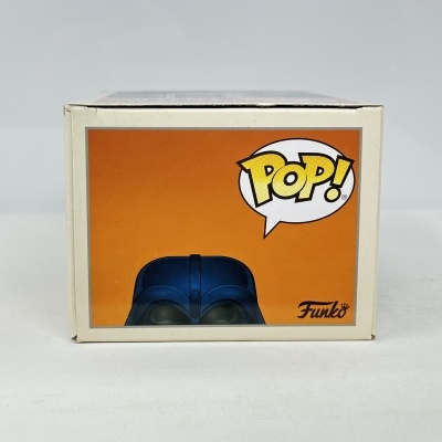 Caixa Funko Pop com fundo laranja e imagem da cabeça azul escuro de figura Funko.