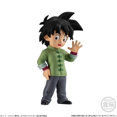 Figura de ação de personagem de anime com roupa verde e calças cinzentas