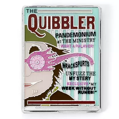 Pin metálico com design da capa da revista The Quibbler em cores variadas