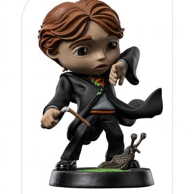 Figura colecionável de personagem de cabelo castanho com casaco preto e varinha, caracol na base.