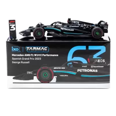 Miniatura de carro de Fórmula 1 Mercedes AMG preto sobre caixa
