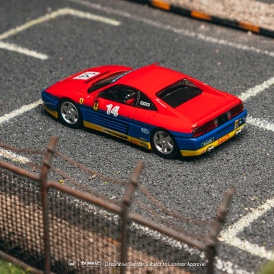 Miniatura de carro de corrida vermelho, azul e amarelo com número 14 na janela