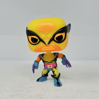 Figura Funko Pop amarela com detalhes em preto, corpo musculado e cinto rosa