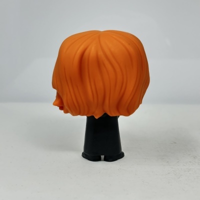 Figura de Funko Pop com cabelos laranja vista de trás