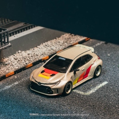 Miniatura de carro desportivo bege com decalques coloridos numa estrada de miniatura