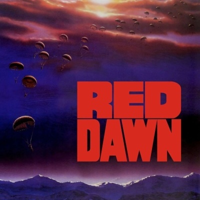 Poster do filme Red Dawn com paraquedistas e céu colorido