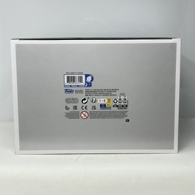 Embalagem branca com código de barras, logo Funko e informações de reciclagem e segurança.