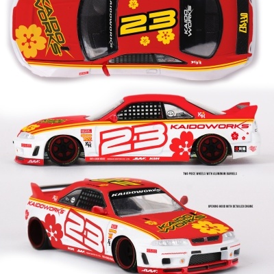 Miniatura de carro de corrida Nissan Skyline GT-R com decoração vermelha, branca e amarela e número 23.