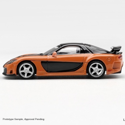 Miniatura de carro desportivo laranja e preto com jantes cromadas
