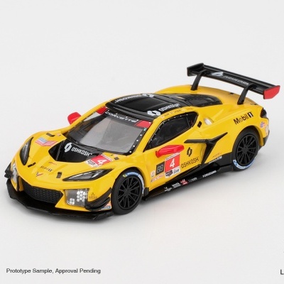 Miniatura de carro de corrida Corvette amarelo com detalhes em preto e vermelho e várias etiquetas de marcas