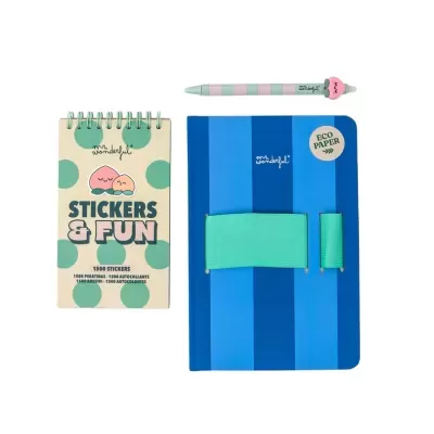 Conjunto de papelaria com caderno azul, bloco de notas creme com manchas verdes e caneta listrada com coração rosa