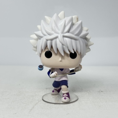 Figura Funko Pop com cabelo branco e roupa azul e branca
