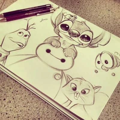 Desenho a lápis de personagens animados numa folha com canetas ao lado sobre mesa cinzenta