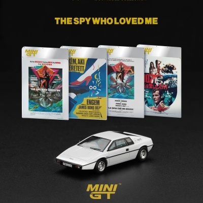 Miniatura de carro branco com placas metálicas de posters do filme THE SPY WHO LOVED ME