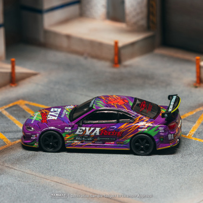 Carro de corrida modelo em escala roxo com detalhes coloridos e marcações de patrocinadores.