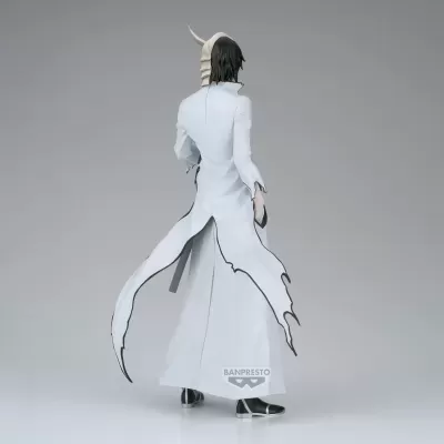 Figura colecionável Banpresto com casaco branco e máscara óssea