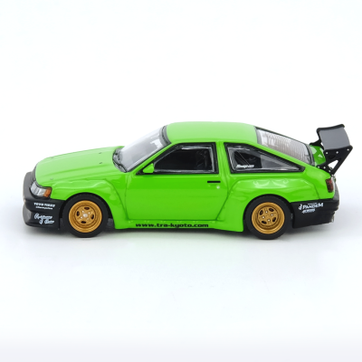 Miniatura de carro verde com rodas douradas e spoiler preto