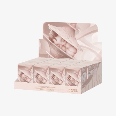 Caixa de exposição com várias caixas pequenas apresentando figura de bebé com chapéu cor-de-rosa.