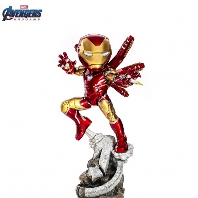 Figura colecionável Iron Man em vermelho e dourado sobre base de rochas.