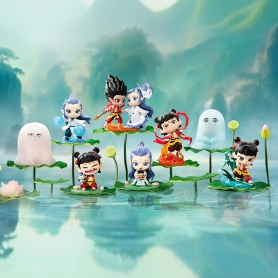 Mini figuras coloridas de personagens anime em bases de folhas verdes sobre água com fundo de natureza abstrata.